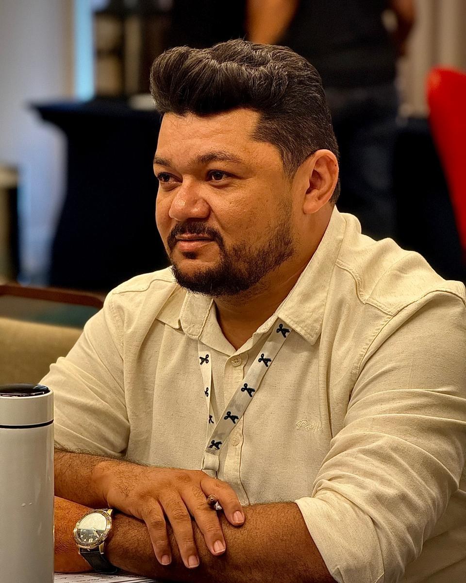 Berna Santana, fundador e gestor da Sou Barão Barbearia