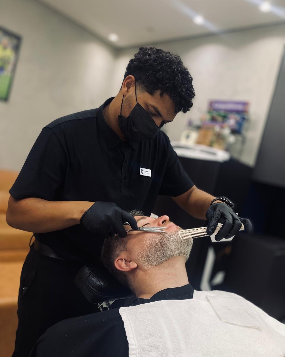 João Soares, barbeiro da Sou Barão Barbearia
